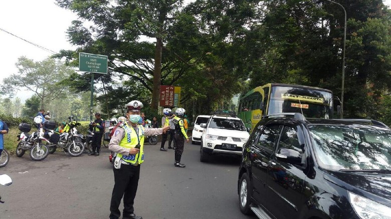 Ciawi Arah Gunung Mas Macet 10 Km Ciawi Arah Gunung Mas Macet 10 Km
