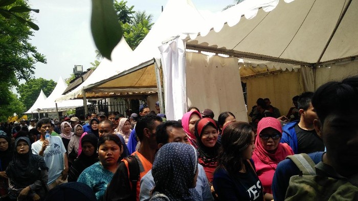 Panas Terik, Warga Masih Membeludak Antre e-KTP di TMII