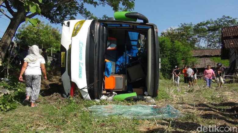 Bus Rombongan Peziarah Asal Pati Terguling di Boyolali Bus Rombongan Peziarah Asal Pati Terguling di Boyolali