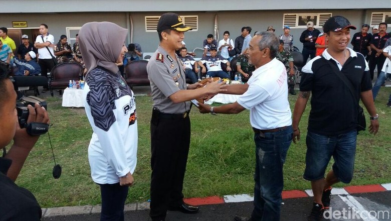 Kapolres Jember Diberi Penghargaan Suporter Persid Kapolres Jember Diberi Penghargaan Suporter Persid