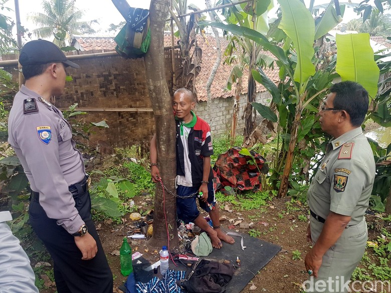 Pria Sukabumi Dirantai di Pohon Pernah Kabur saat Pengobatan Pria Sukabumi Dirantai di Pohon Pernah Kabur saat Pengobatan