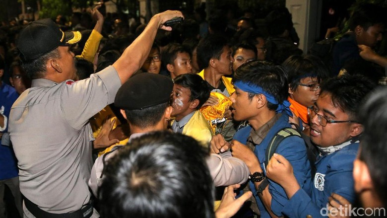 Demo di Dekat Istana, 3 Polisi dan 1 Mahasiswa Terluka Demo di Dekat Istana, 3 Polisi dan 1 Mahasiswa Terluka