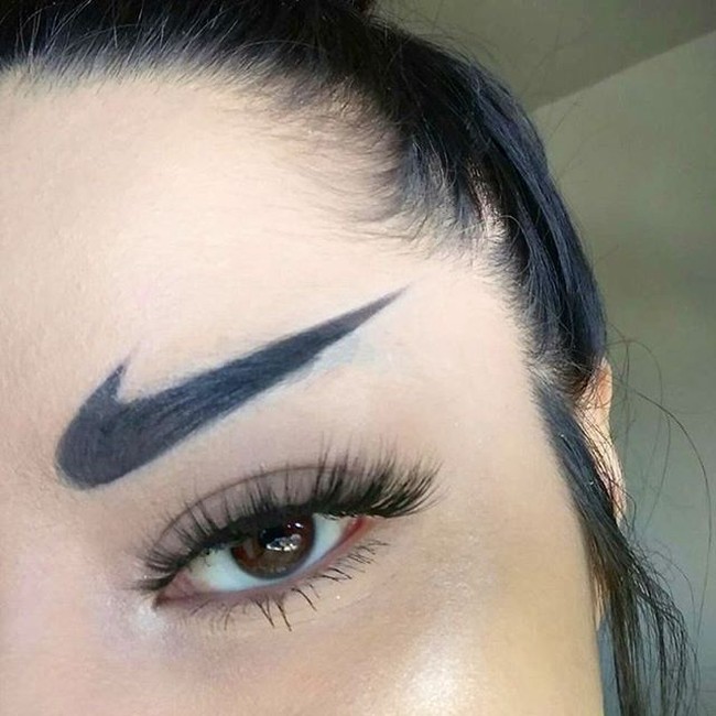 Alis dengan bentuk logo Nike menambah lagi daftar tren alis yang aneh.  Foto: dok. Instagram