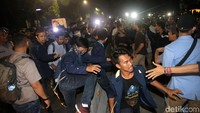 Para mahasiswa membubarkan diri.