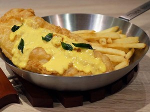 Coba Fish and Chips dengan Paduan Saus Telur Asin di Sini