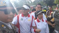 Sandiaga juga hadir bersama istrinya Nur Asia. Keduanya kompak memakai kaos polo warna putih dengan list merah. Nur Asia terlihat merangkulkan tangannya ke Sandiaga.(Foto: Mochammad Zhacky/detikcom)