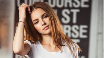 Model cantik asal Rusia Galina Dub kerap memposting aktivitasnya saat memainkan game Playstation. (Foto: Instagram/galina_dub)