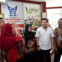 Adakan Kuis, Setnov Beri Hadiah Sarung ke Pegawai Rumah Makan