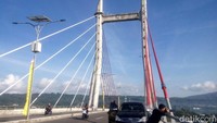 Kemudian ada proyek pembangunan Jembatan Merah Putih di Indonesia Timur yaitu Ambon yang tertunda sejak 2011. Syanti Mustika/detikcom