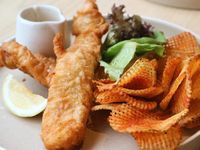 Coba <i>Fish and Chips</i> dengan Paduan Saus Telur Asin di Sini
