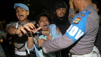 Polisi membubarkan massa mahasiswa yang bertahan di depan Istana Merdeka.