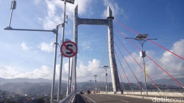 Jembatan Merah Putih di Ambon