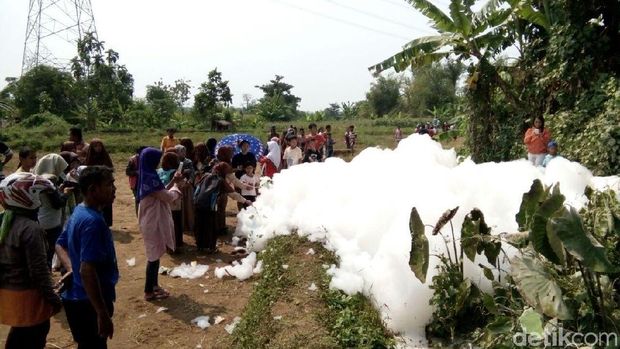 Gelembung busa raksasa di Jepara.