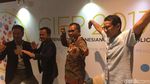 Foto: Saat Sandiaga Pose Boyband Hingga Bangau Terbang