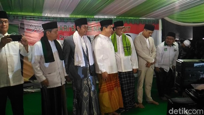Anies Hadiri Pembacaan 1 Miliar Selawat di Masjid KH Hasyim Asyari Anies Hadiri Pembacaan 1 Miliar Selawat di Masjid KH Hasyim Asyari