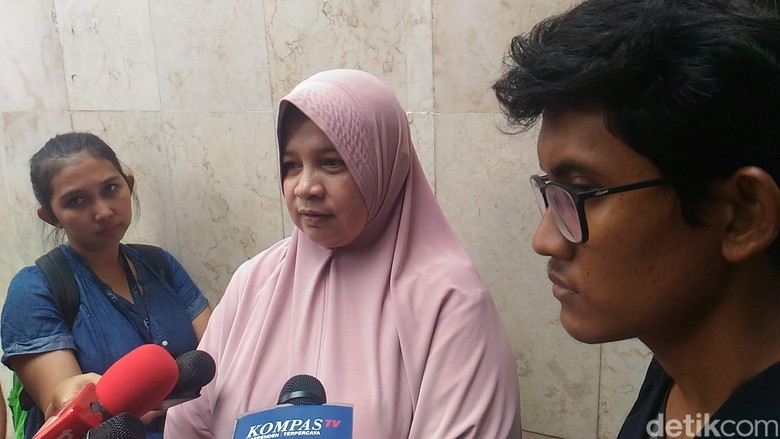 Ortu Mahasiswa Pendemo Jokowi yang Ditangkap Datangi Polda Metro Ortu Mahasiswa Pendemo Jokowi yang Ditangkap Datangi Polda Metro