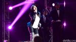 Mewah! Aksi Panggung Syahrini Pakai Sepatu Bertabur Swarovski