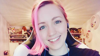 Danielle Mackey atau yang dikenal dengan nama TradeChat merupakan YouTuber dengan konten game seperti mereview game. Dirinya juga pernah terlibat dalam sebuah acara reality show berjudul The Tester and King Of Nerds yang bertemakan game. (Foto: Instagram/TradeChat)