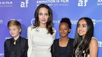 Shiloh tampil serba boyish, sedangkan Zahara lebih feminin dengan gaun berwarna hitam. Foto: Getty Images