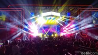 Band asal Jakarta NTRL juga membakar semangat penonton.  Foto: Tri Ispranoto