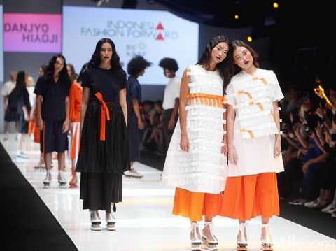 Rani Hatta Pamer Koleksi Terinspirasi Ruang Bimbingan Konseling di JFW 2018