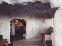 Gua berwarna putih ini mirip seperti kafe di Santorini ya.