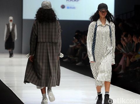 Rani Hatta Pamer Koleksi Terinspirasi Ruang Bimbingan Konseling di JFW 2018