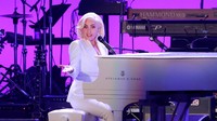 Penyanyi Lady Gaga juga menjadi pengisi acara/Foto: REUTERS/Richard Carson