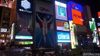 Tak lengkap rasanya berkunjung ke kawasan Dotonbori tanpa berfoto di depan Glico Man. Papan reklame satu ini memang begitu hits dan sangat menarik perhatian traveler (Wahyu/detikTravel)