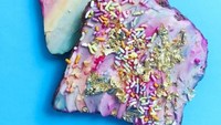 Ia juga membuat unicorn toast. Roti panggang dengan paduan krim berwarna-warni dengan tambahan meisjes warna warni dan taburan emas. Wow! Foto: Adeline Waugh