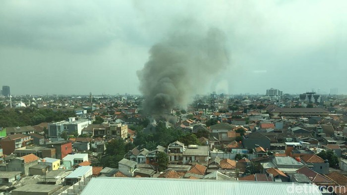 Rumah di Permukiman Padat di Mampang Terbakar, 4 Damkar Meluncur