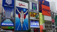 Kalau mau berfoto dengan Glico Man dengan suasana yang berbeda, datanglah pada pagi hari. Di pagi hari, sekitar pukul 09.00 suasana di sekitar sini masih sepi (Wahyu/detikTravel)