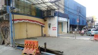 Tampak garis kuning hitam terbentang di toko tersebut