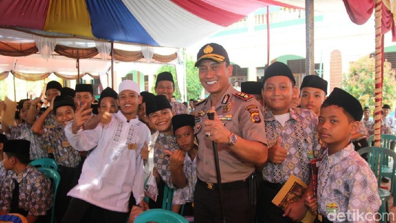 Hari Santri, Polisi di Tangerang akan Bagikan 1.000 Kitab Kuning Hari Santri, Polisi di Tangerang akan Bagikan 1.000 Kitab Kuning