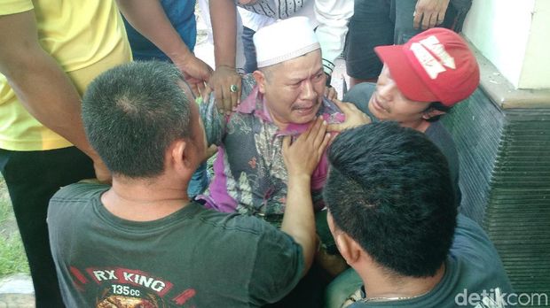 Syamsuddin Histeris Melihat Tokonya Hangus Terbakar di Mampang