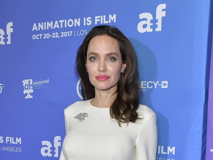 Belanja Barang Diskon, Angelina Jolie Kesulitan Finansial di Hari Natal?