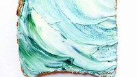 Adeline menggunakan bahan dan pewarna alami. Terdapat pemakaian beragam bubuk ganggang laut biru hijau dan cairan yang dicampur almond milk cream cheese. Sehingga menghasilkan roti panggang bernuansa laut.  Foto: Adeline Waugh