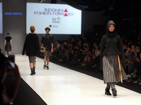 Rani Hatta Pamer Koleksi Terinspirasi Ruang Bimbingan Konseling di JFW 2018