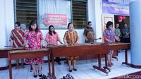 Selain itu, para ibu di kelurahan tersebyt juga aktif dalam hal seni, salah satunya seni musik. Mereka bisa memainkan alat musik kolintang dan membawakan beberapa lagu daerah. Foto: Widiya Wiyanti/detikHealth