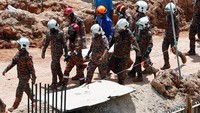 Otoritas setempat menyebut sebagian besar mereka yang tertimbun longsoran diyakini sebagai pekerja migran dari Indonesia dan Bangladesh. (Dok. REUTERS/Lai Seng Sin)