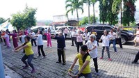 Setiap satu minggu sekali diadakan kegiatan senam untuk para lansia di posyandu cerdas tersebut untuk menjaga kesehatan dan kebugaran tubuh mereka. Oleh karena itu, angka harapan hidup di Sulut terbilang cukup tinggi. Foto: Widiya Wiyanti/detikHealth