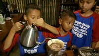 Festival Ngopi Sepuluh Ewu Cingkir berlangsung meriah semlam. Para barista cilik pun unjuk kebolehan untuk meracik kopi yang enak. Foto: Ardian Fanani /detikcom