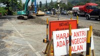 Dulunya, jalur Puncak ini merupakan jalur utama penghubung Jakarta dengan Bandung. Setelah ada tol Jakarta Cikampek-Cipularang, jalur ini tak lagi menjadi jalur utama. Meski begitu, tiap akhir pekan, keramaian puncak kembali. Banyak warga Jakarta yang pergi ke puncak untuk melepas penat/Foto: ANTARAFOTO/Yulius Satria Wijaya/Spt/17.