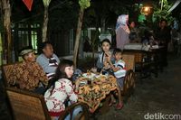 Warga Banyuwangi Ngopi Bersama Dalam Festival 'Ngopi Sepuluh Ewu CIngkir'