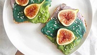 Ditambah dengan buah fig. Tampak sajian roti yang tak biasa. Mau coba? Foto: Adeline Waugh