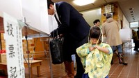 Perdana Menteri Jepang Shinzo Abe disebutkan menjadi kandidat terkuat untuk kembali memimpin jepang (REUTERS/Toru Hanai)