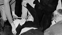 Namun, banyak warga AS yang tak percaya bahwa Kennedy dibunuh oleh Lee Harvey Oswald, sesuai hasil kesimpulan penyelidikan kepolisian. Terlalu sederhananya pengungkapan kasus ini membuat sejumlah orang berspekulasi ada konspirasi jahat yang dilakukan para elite kala itu untuk membunuh Kennedy. Sejumlah buku-buku teori konspirasi pun bermunculan. Mereka mempunyai analisa fakta sendiri. Three Lions/Getty Images.