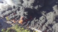 Bangunan yang terbakar merupakan bekas pabrik yang kini dipakai sebagai gudang penyimpanan plastik di Virginia barat. (Tim Garretson/via REUTERS)