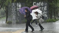 Dilansir dari Japan Today, Minggu (22/10/2017), angin kencang yang diikuti hujan deras memicu tanah longsor di Pasifik selatan Jepang. (Dok. AFP/Kazuhiro Nogi)