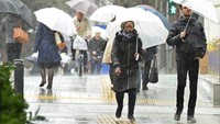 Badan Meteorologi Jepang menyatakan Topan Lan berhembus 252 km/jam. Badai bergerak ke arah timur laut dan diperkirakan akan sampai di Tokyo pada Senin (23/10) pagi. (Dok. AFP/Kazuhiro Nogi)